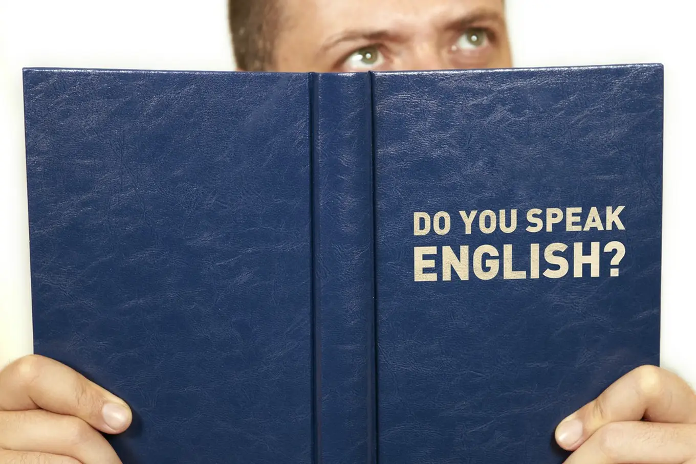 mężczyzna z książką z napisem czy mówisz po angielsku